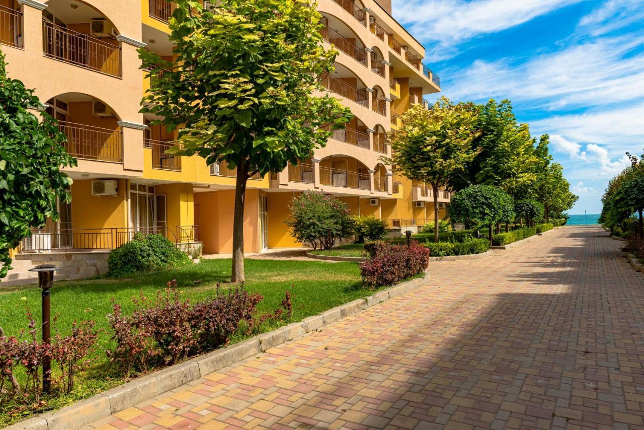 Menada Grand Resort Apartments Aheloy Bagian luar foto